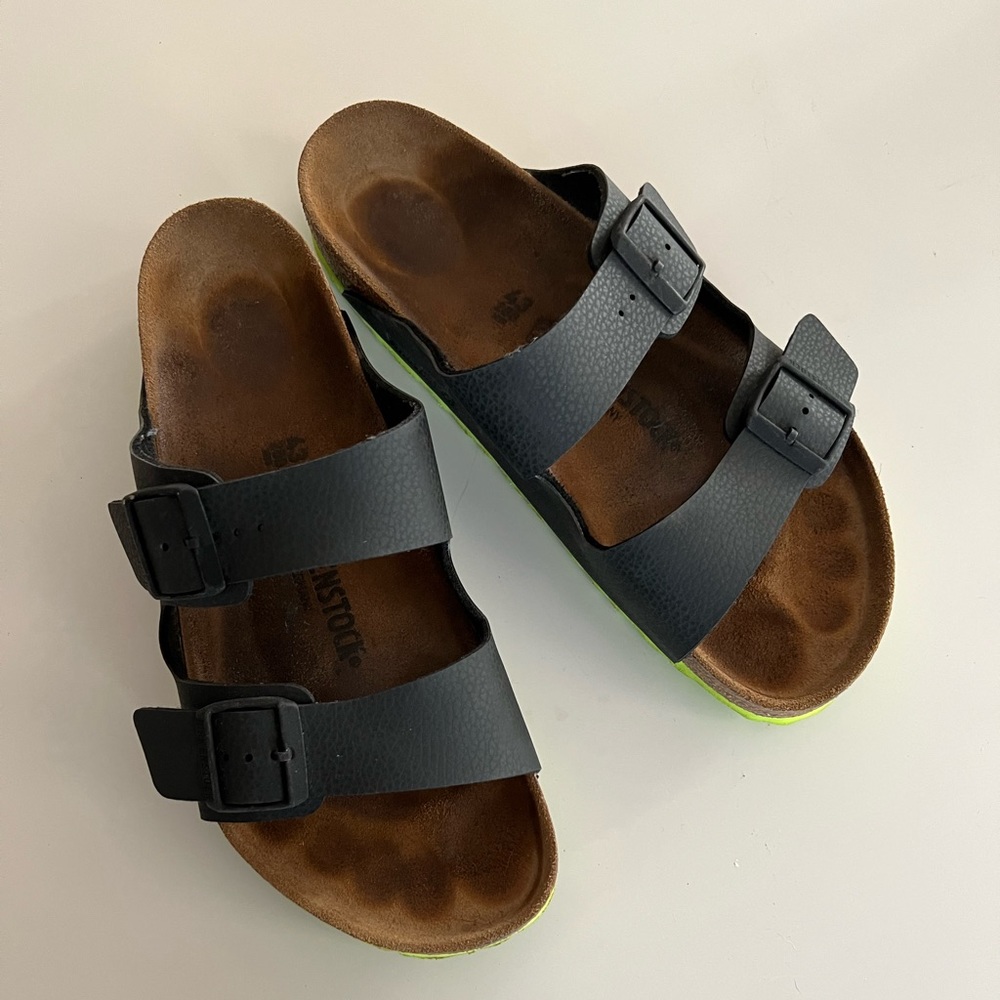 Slightly worn - Rare Birkenstock Arizona with neon acid green. Size 43 US 10